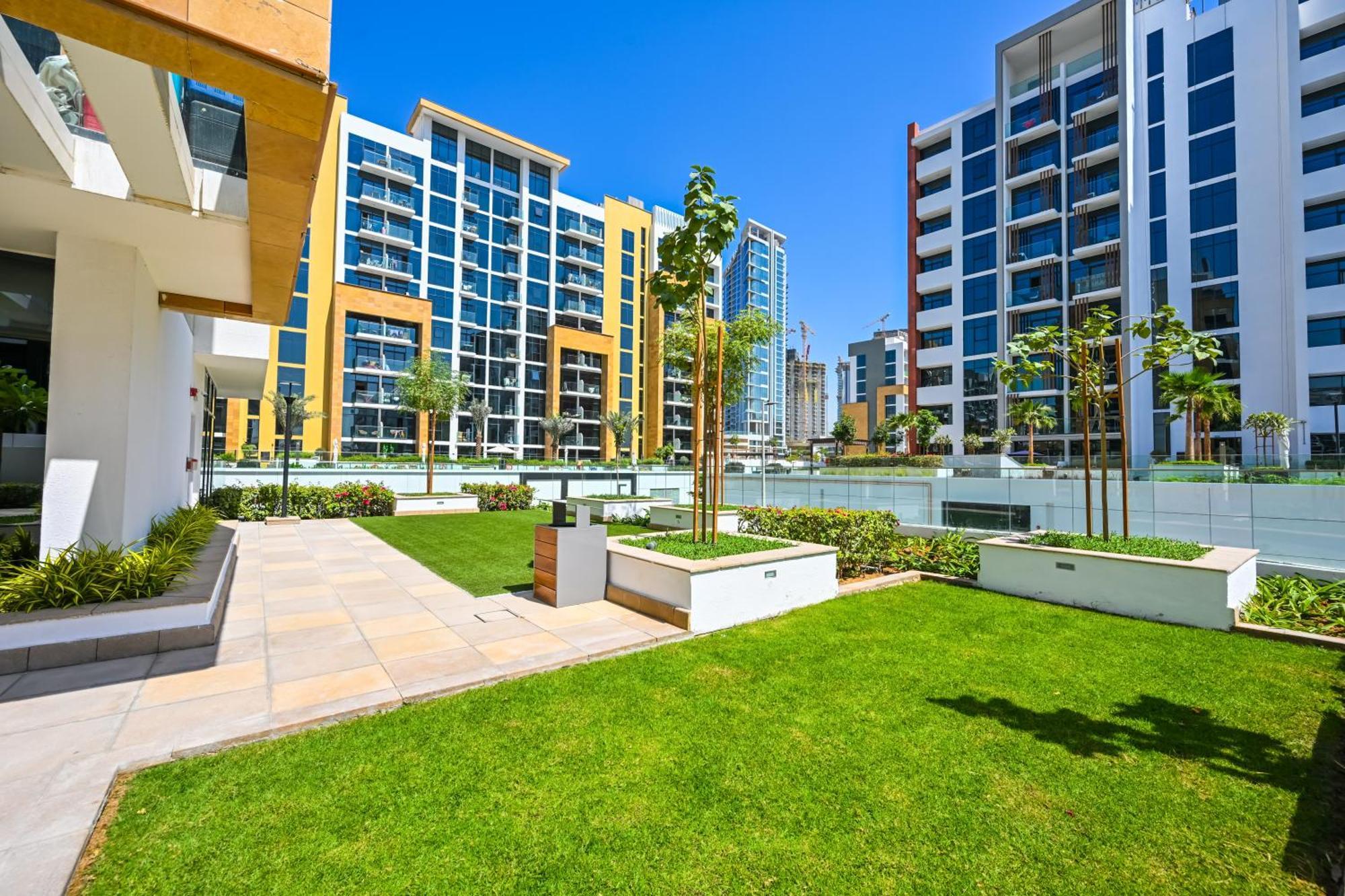 Apartment Charming Retreat With A Private Balcony, Just 10 Minutes From The Heart Of The