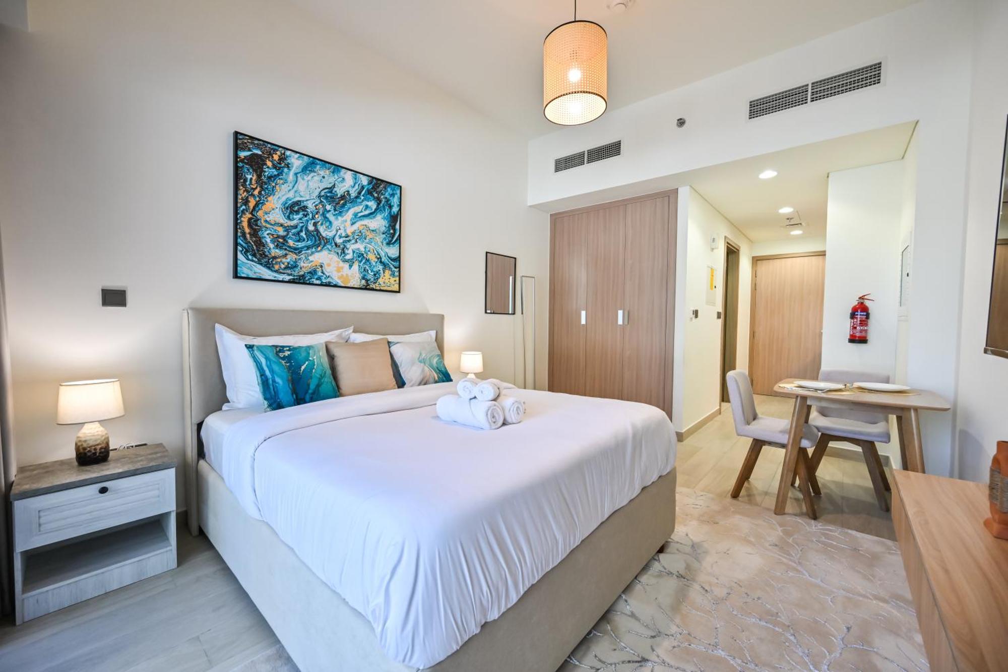 Charming Retreat With A Private Balcony, Just 10 Minutes From The Heart Of The * Dubai