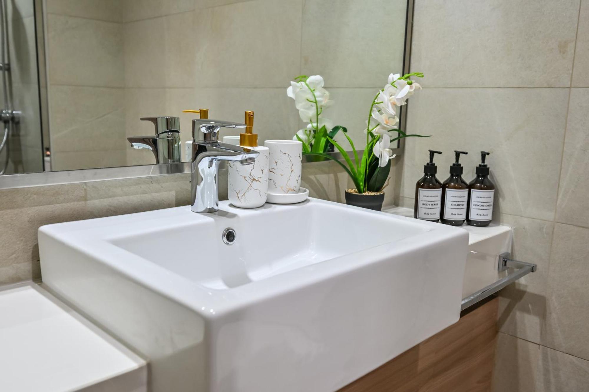 Apartment Charming Retreat With A Private Balcony, Just 10 Minutes From The Heart Of The